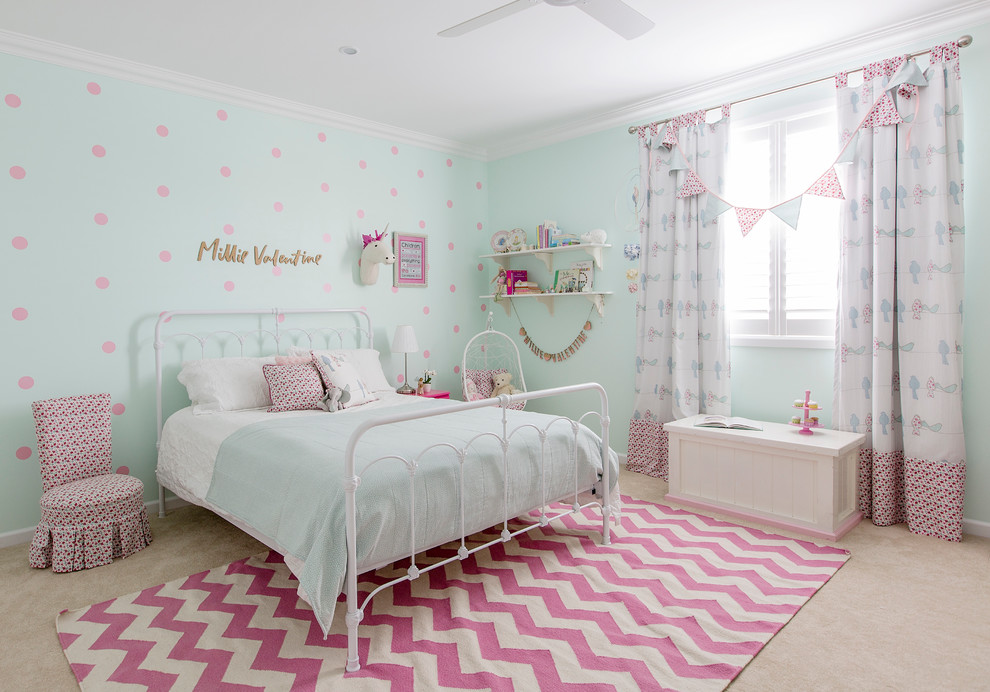 На фото: комната для малыша в стиле неоклассика (современная классика)