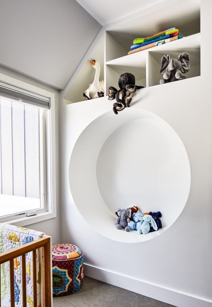 Cette photo montre une chambre de bébé garçon tendance de taille moyenne avec un mur blanc, moquette et un sol gris.
