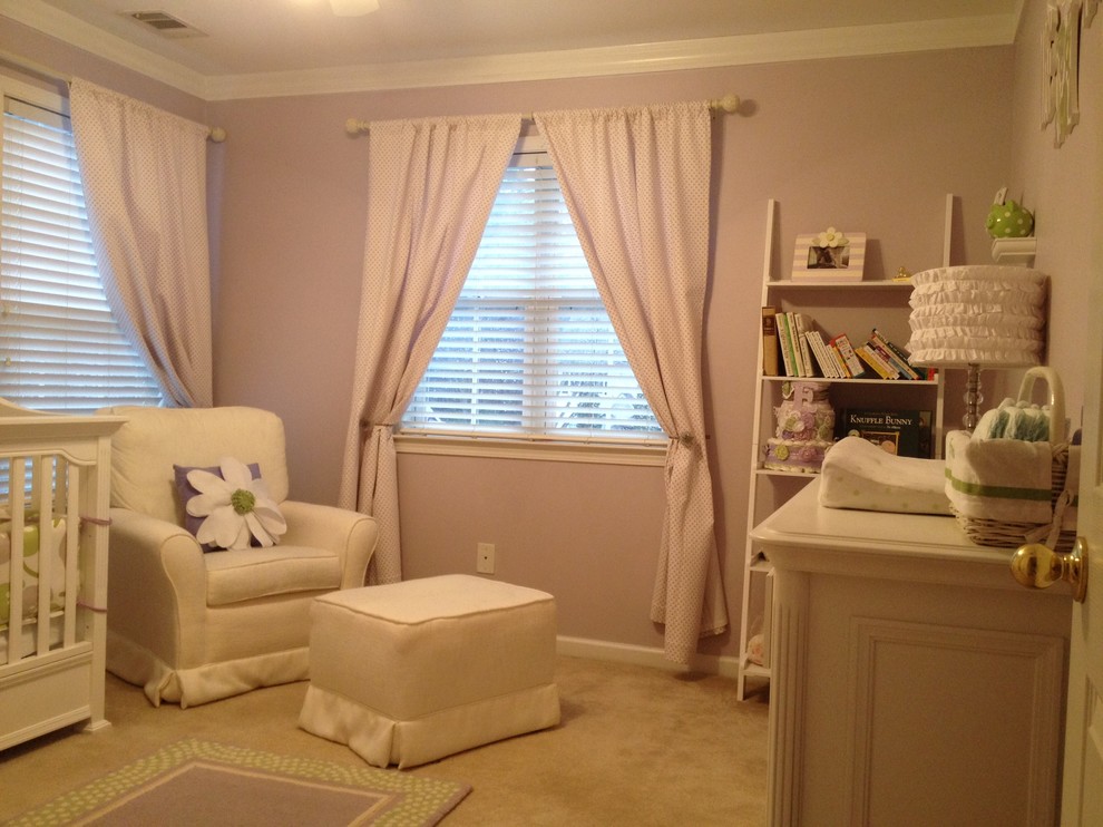 Ejemplo de habitación de bebé niña romántica pequeña con paredes púrpuras y moqueta