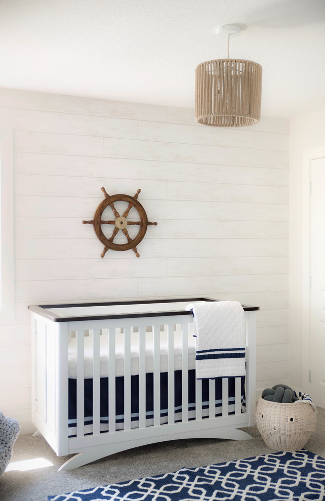 Diseño de habitación de bebé niño marinera de tamaño medio con paredes blancas, moqueta y suelo beige