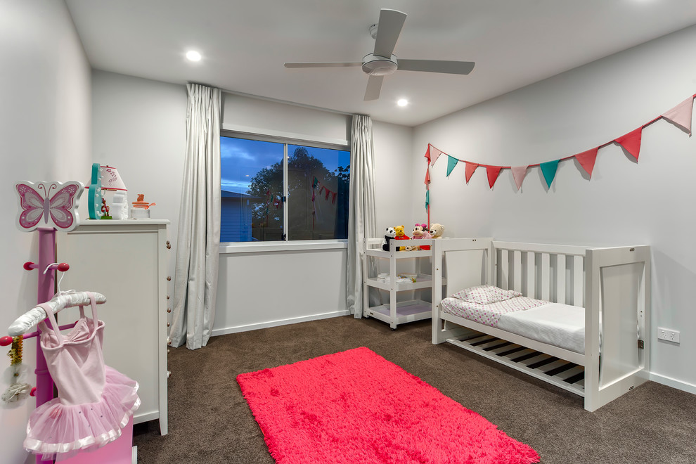 Foto di una cameretta per neonata minimal di medie dimensioni con pareti bianche e moquette