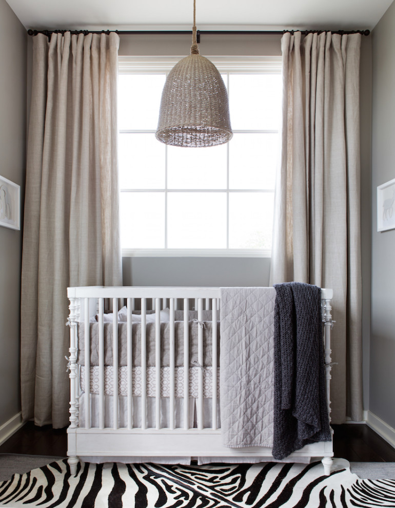 Mittelgroßes, Neutrales Klassisches Babyzimmer mit grauer Wandfarbe, dunklem Holzboden und braunem Boden in Austin