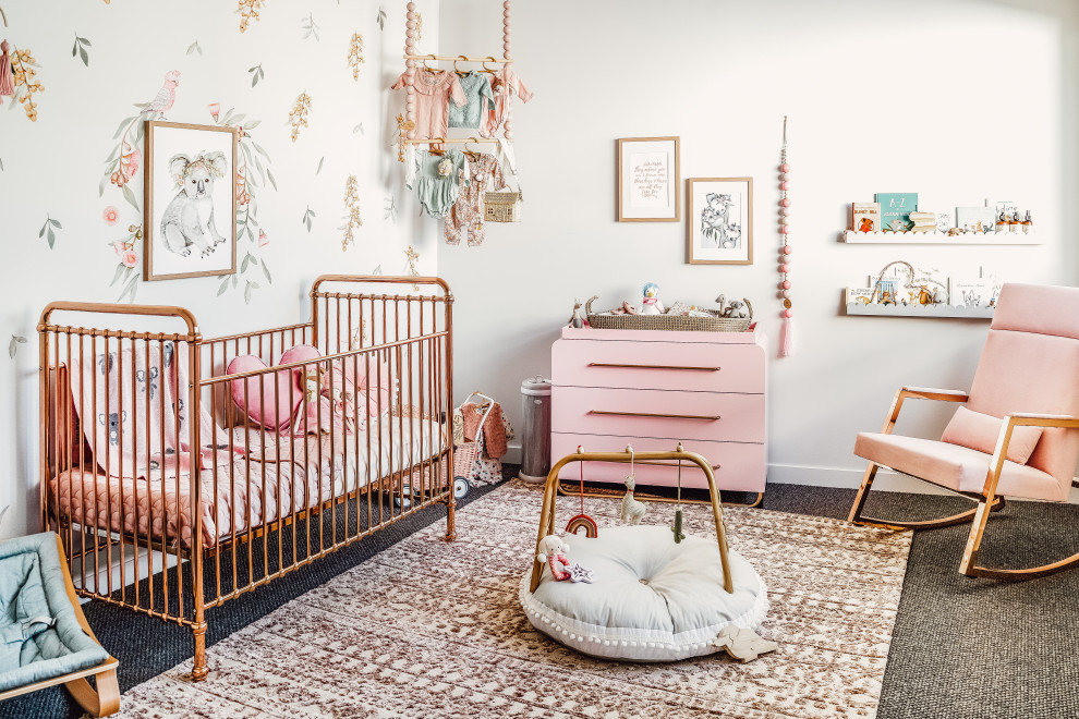 Exemple d'une chambre de bébé fille éclectique avec un mur blanc, moquette, un sol multicolore et un mur en parement de brique.