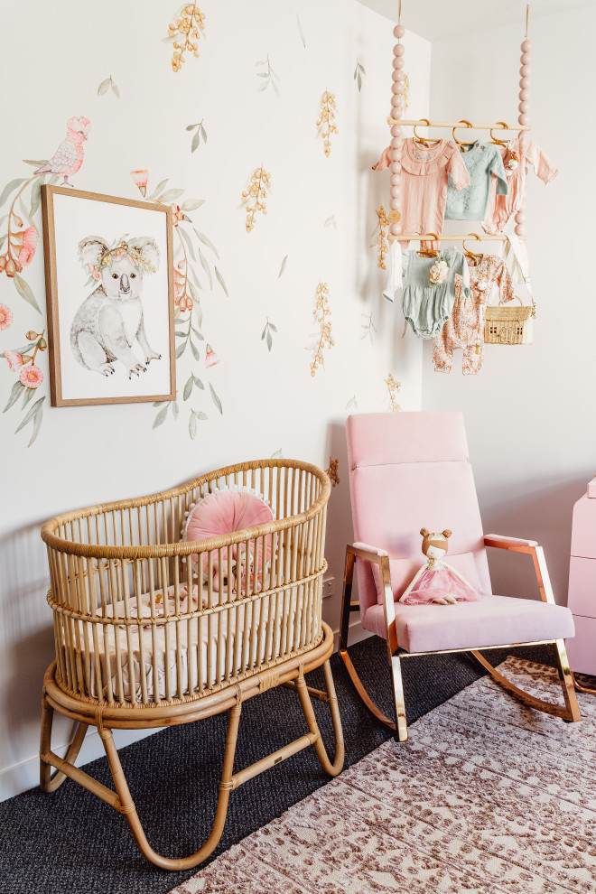 Ejemplo de habitación de bebé niña ecléctica con paredes blancas, moqueta y suelo gris