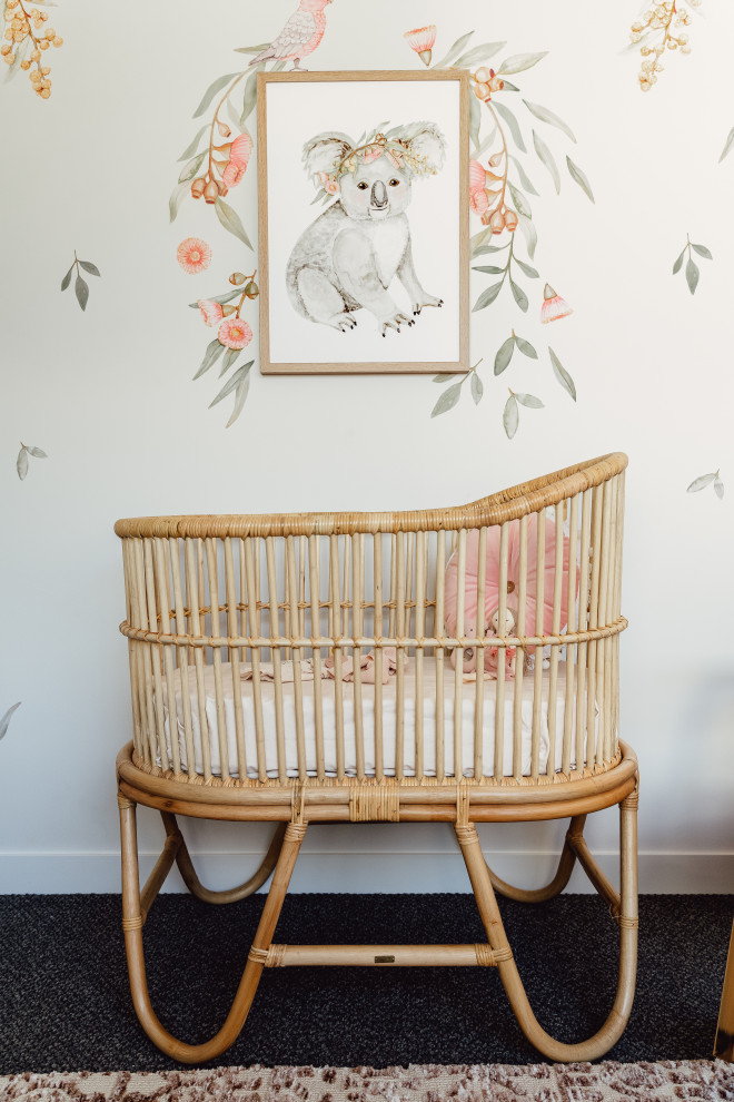Idée de décoration pour une chambre de bébé fille bohème avec un mur blanc, moquette et un sol gris.