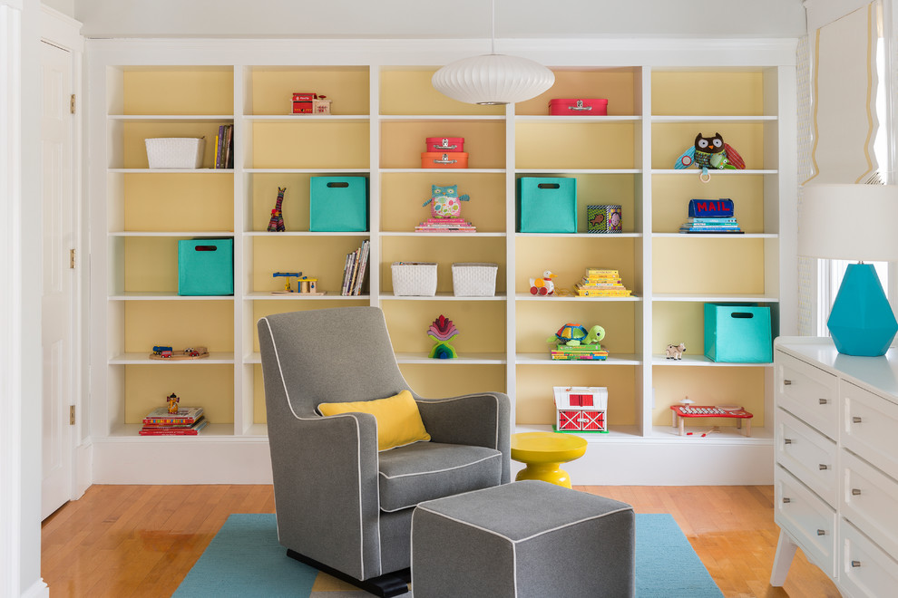 Neutrales Modernes Babyzimmer mit orangem Boden in Boston
