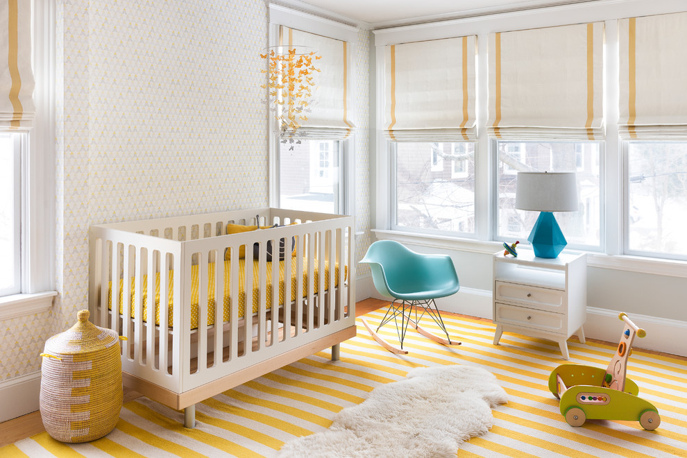 Cette photo montre une chambre de bébé neutre chic avec un sol jaune.
