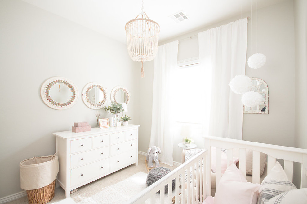 Imagen de habitación de bebé niña clásica renovada pequeña con paredes grises, moqueta y suelo beige