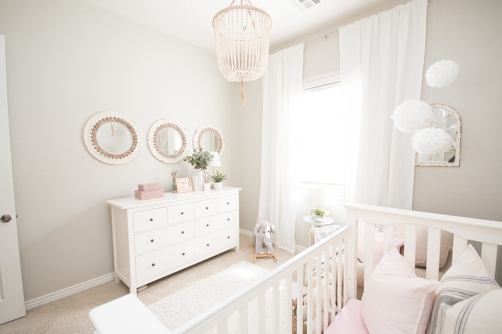 フェニックスにある低価格の小さなトランジショナルスタイルのおしゃれな赤ちゃん部屋 (グレーの壁、カーペット敷き、女の子用、ベージュの床) の写真