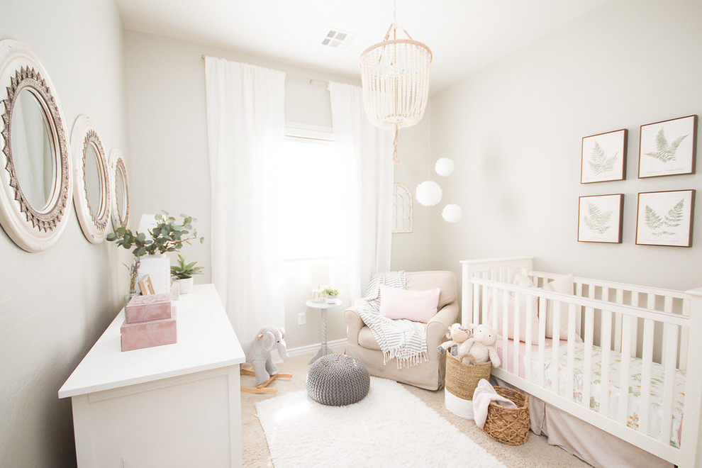 Réalisation d'une petite chambre de bébé fille tradition avec un mur gris, moquette et un sol beige.