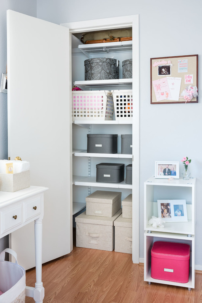 Idées déco pour une chambre de bébé fille classique avec un mur gris et parquet clair.