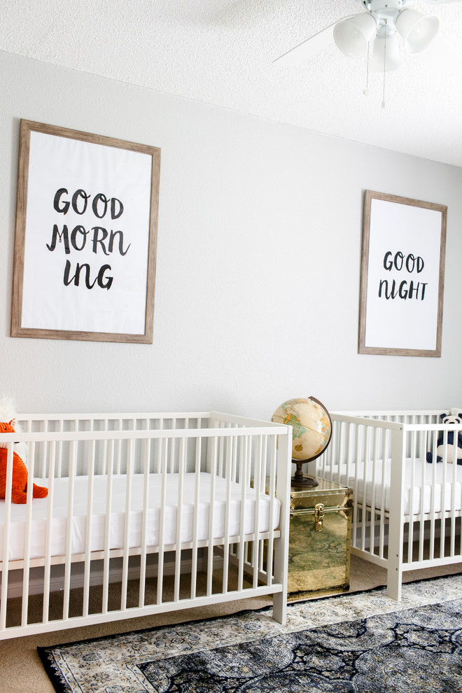 Neutrales Klassisches Babyzimmer mit weißer Wandfarbe und Teppichboden in Sonstige