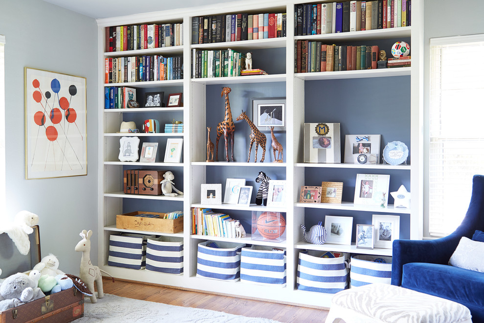 Klassisches Babyzimmer mit blauer Wandfarbe und braunem Holzboden in Sonstige