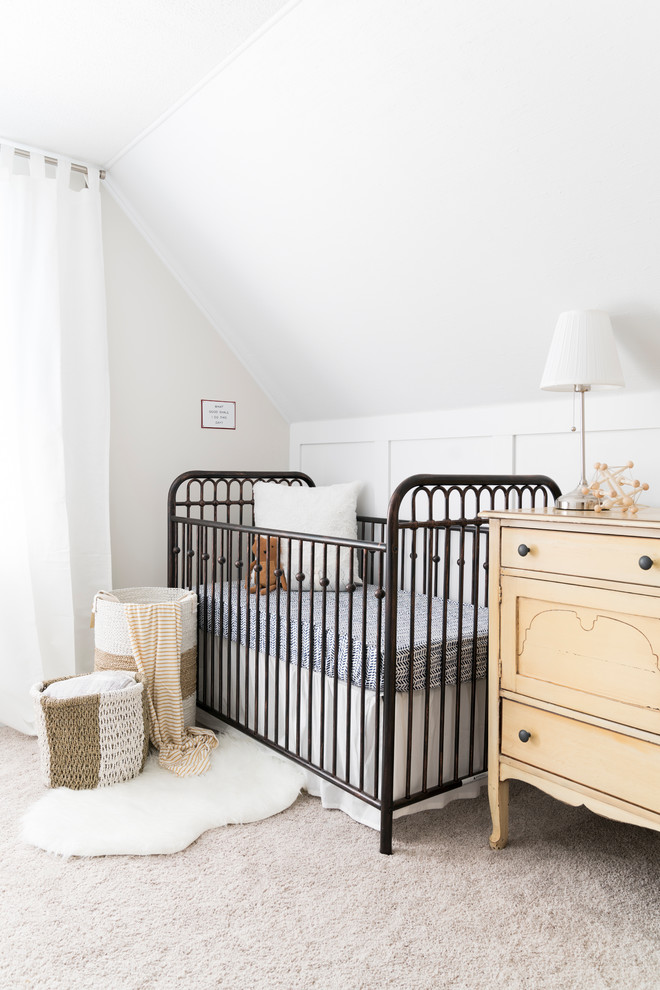 Пример оригинального дизайна: нейтральная комната для малыша среднего размера в стиле неоклассика (современная классика) с белыми стенами, ковровым покрытием и серым полом