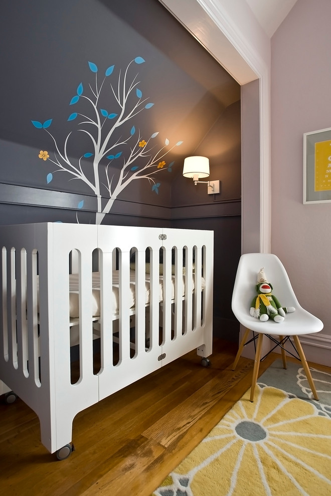 Réalisation d'une chambre de bébé neutre nordique avec un mur gris et un sol en bois brun.