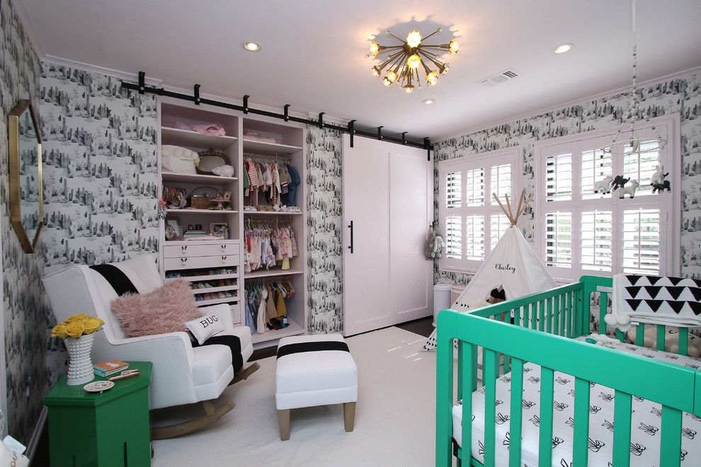 Inspiration pour une chambre de bébé neutre bohème de taille moyenne avec un mur multicolore, parquet foncé et un sol marron.