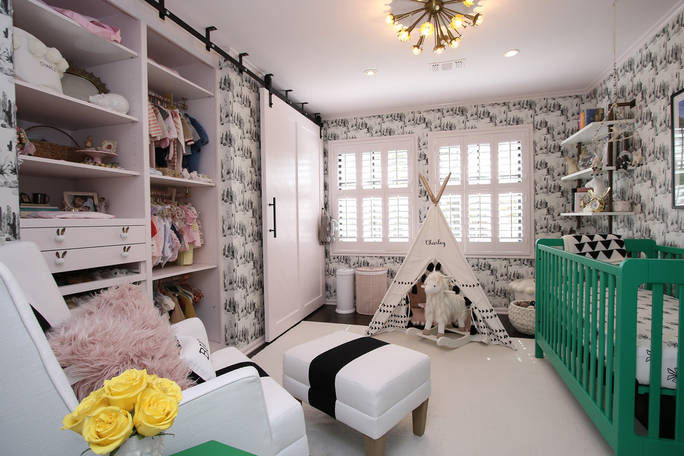 Diseño de habitación de bebé neutra ecléctica de tamaño medio con paredes multicolor, suelo de madera oscura y suelo marrón