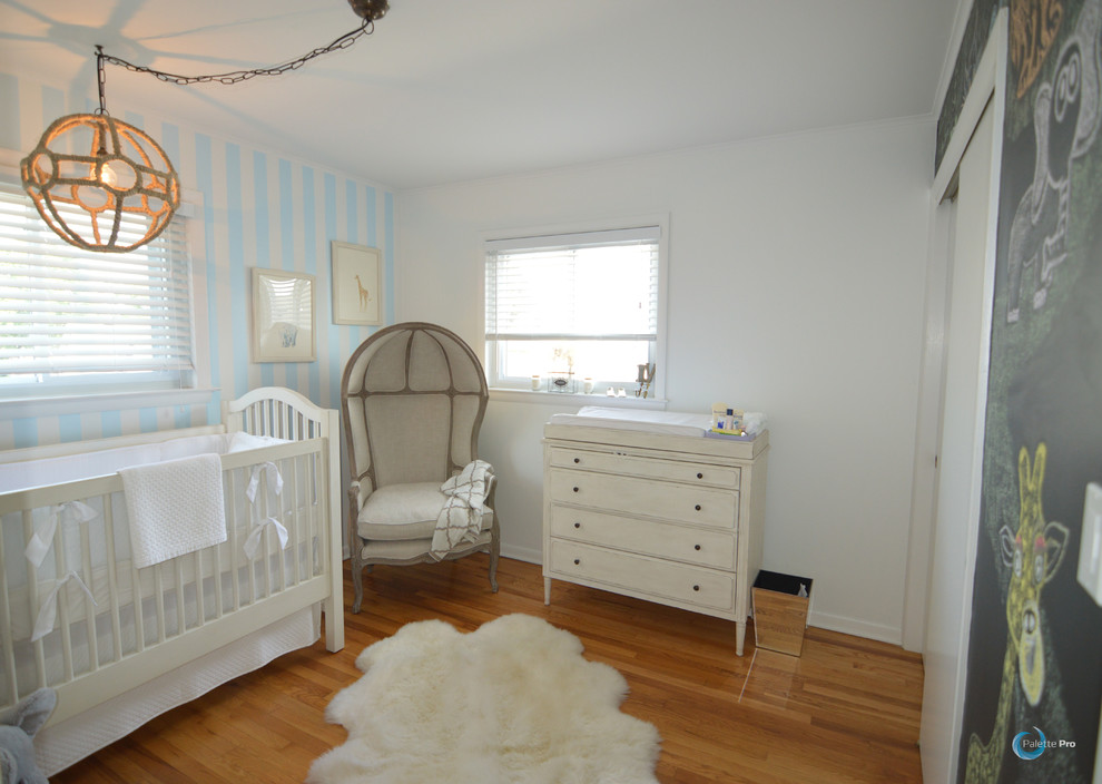 На фото: комната для малыша среднего размера в стиле рустика