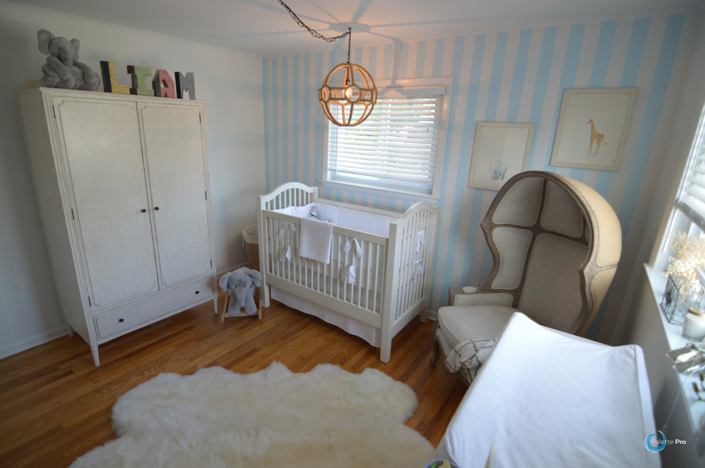 Inspiration pour une chambre de bébé chalet de taille moyenne.