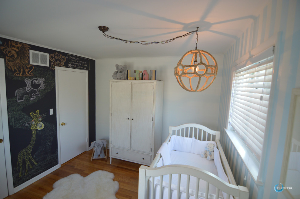 ニューヨークにある高級な中くらいなラスティックスタイルのおしゃれな赤ちゃん部屋の写真