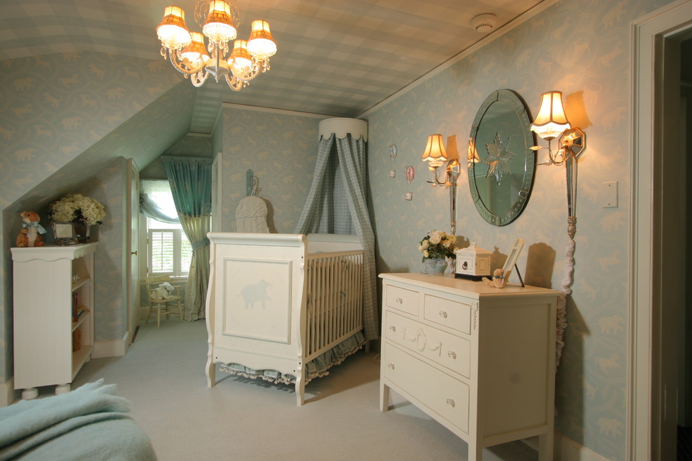 Свежая идея для дизайна: нейтральная комната для малыша в классическом стиле - отличное фото интерьера
