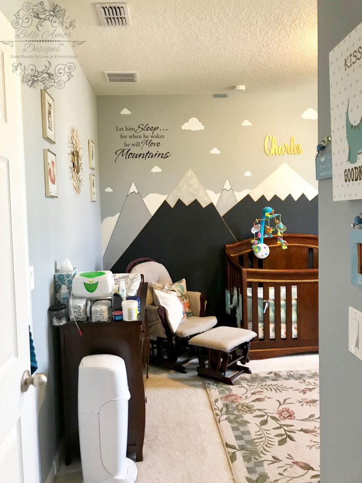 Imagen de habitación de bebé niño moderna de tamaño medio con paredes grises, moqueta y suelo beige