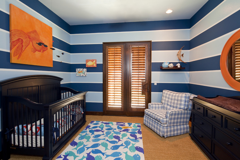 Foto di una cameretta per neonato design di medie dimensioni con pareti blu e moquette