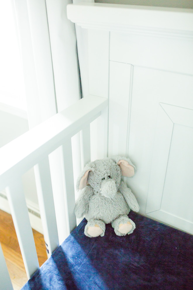 Modelo de habitación de bebé niño tradicional renovada con paredes grises y suelo azul