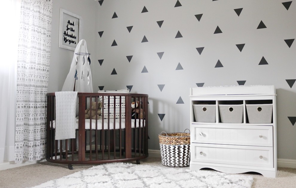 Cette photo montre une grande chambre de bébé garçon tendance avec un mur multicolore, moquette et un sol beige.