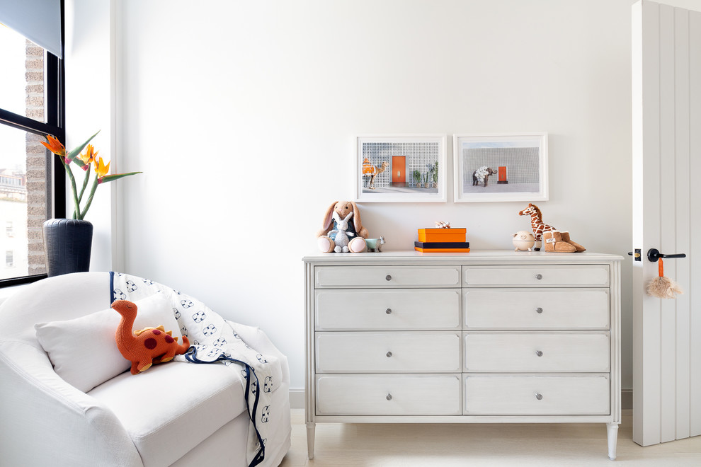 Foto de habitación de bebé niño actual de tamaño medio con paredes grises, suelo de madera clara y suelo beige