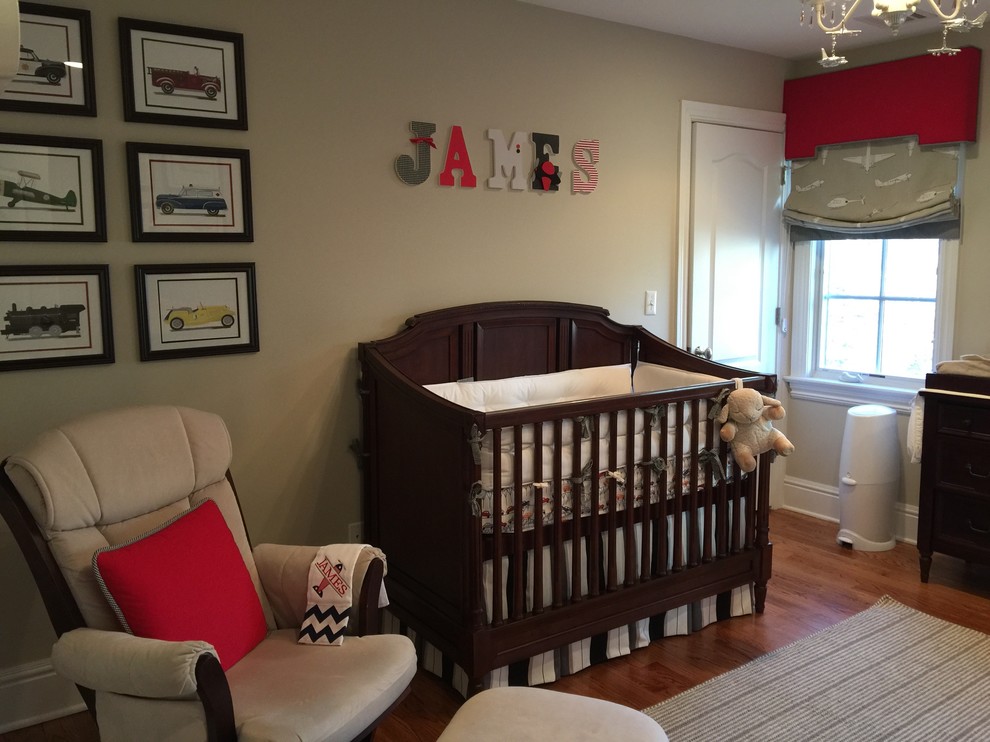 Mittelgroßes Klassisches Babyzimmer mit beiger Wandfarbe und hellem Holzboden in New York