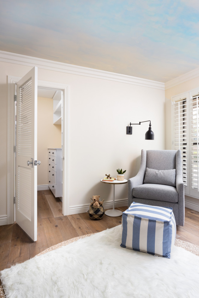 Esempio di una cameretta per neonato minimalista di medie dimensioni con pareti blu, parquet chiaro e pavimento marrone