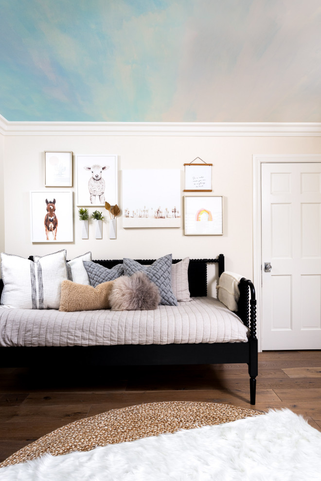 Ispirazione per una cameretta per neonato moderna di medie dimensioni con pareti blu, parquet chiaro e pavimento marrone