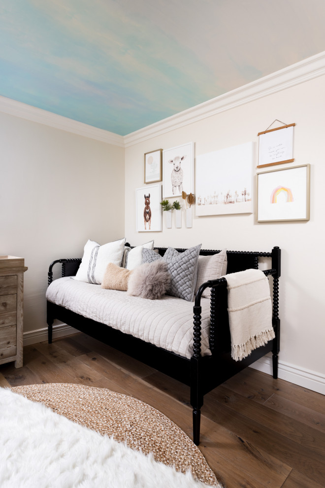 Idées déco pour une chambre de bébé garçon moderne de taille moyenne avec un mur bleu, parquet clair et un sol marron.