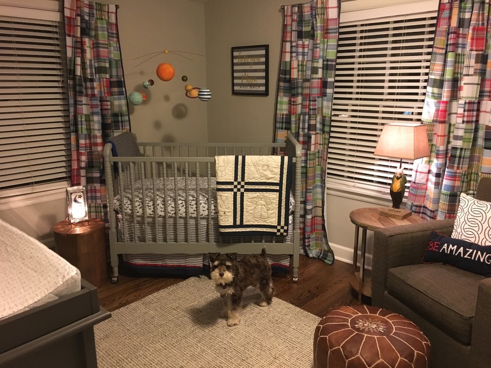 Ejemplo de habitación de bebé niño clásica de tamaño medio con paredes grises y suelo de madera oscura