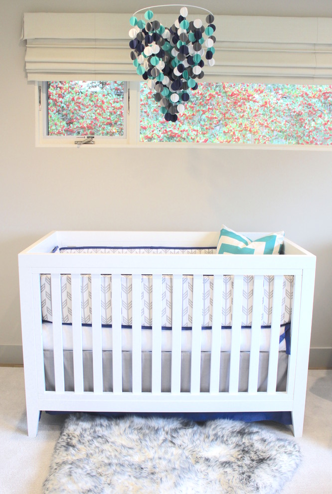 Modelo de habitación de bebé niño tradicional renovada de tamaño medio con paredes grises, moqueta y suelo blanco