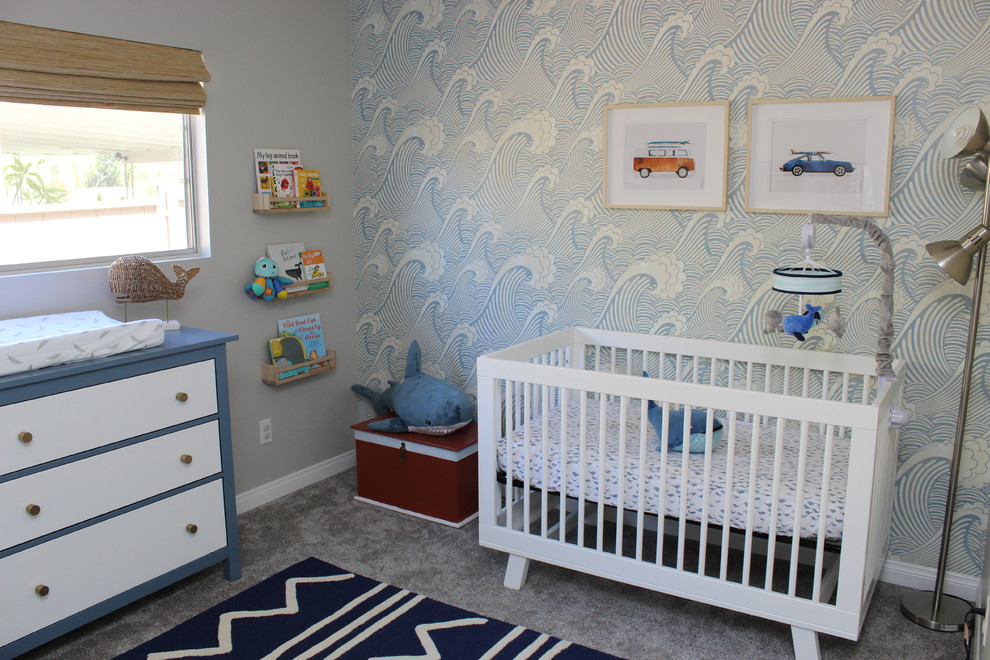 サンディエゴにある低価格の中くらいなビーチスタイルのおしゃれな赤ちゃん部屋 (マルチカラーの壁、カーペット敷き、男の子用、グレーの床) の写真