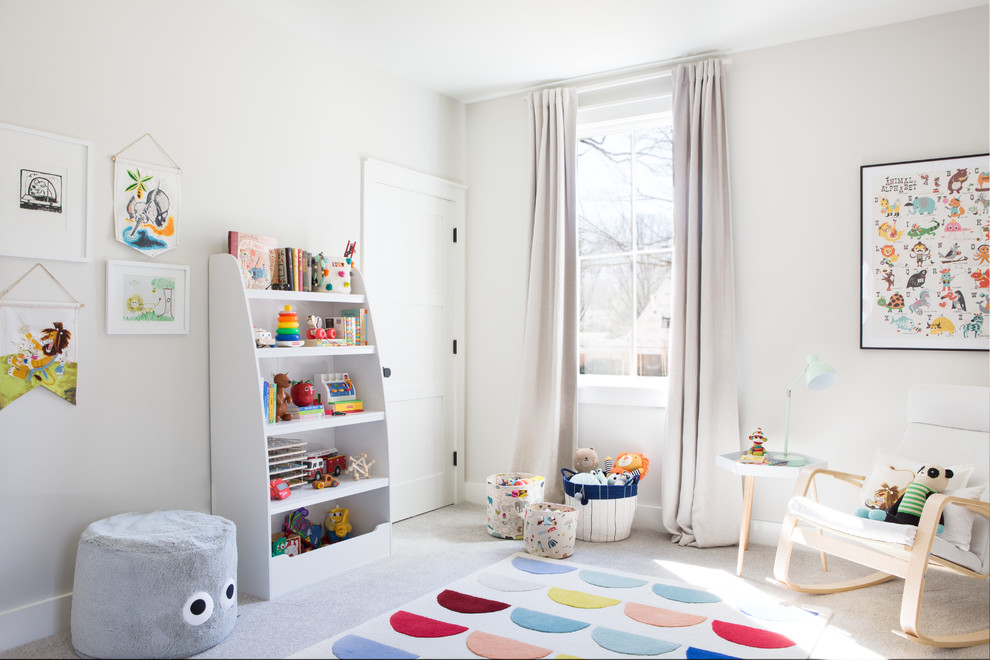 Foto di una cameretta per neonato chic di medie dimensioni con pareti beige e moquette