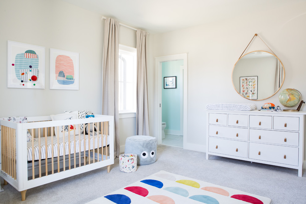 Inspiration pour une chambre de bébé neutre design de taille moyenne avec un mur beige, moquette et un sol gris.