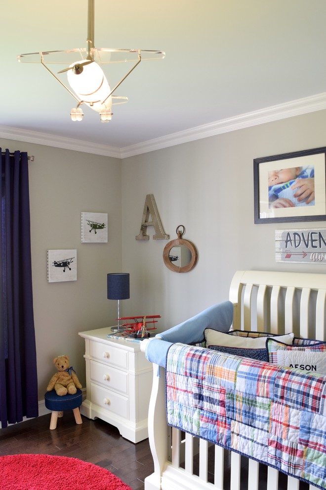 Пример оригинального дизайна: комната для малыша в современном стиле с серыми стенами и темным паркетным полом для мальчика
