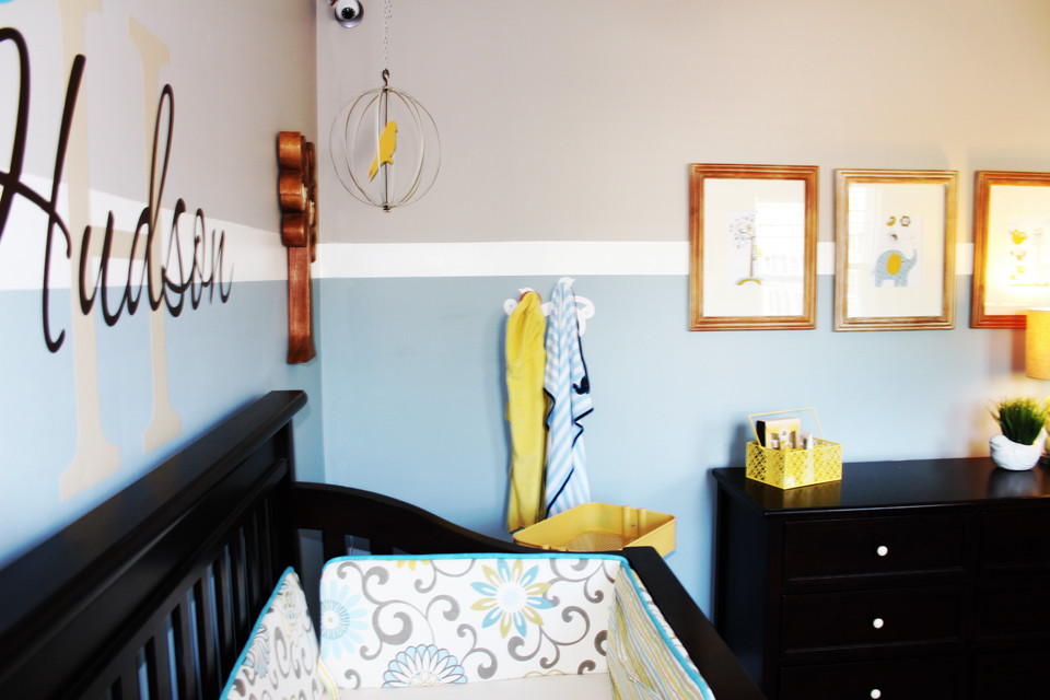 Foto de habitación de bebé moderna de tamaño medio