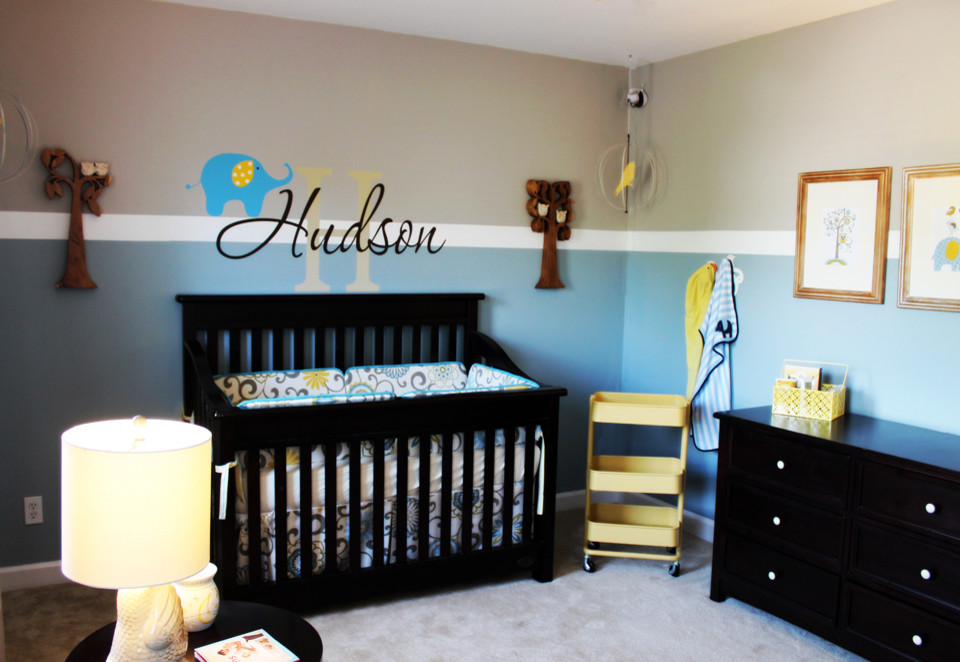 Imagen de habitación de bebé moderna de tamaño medio