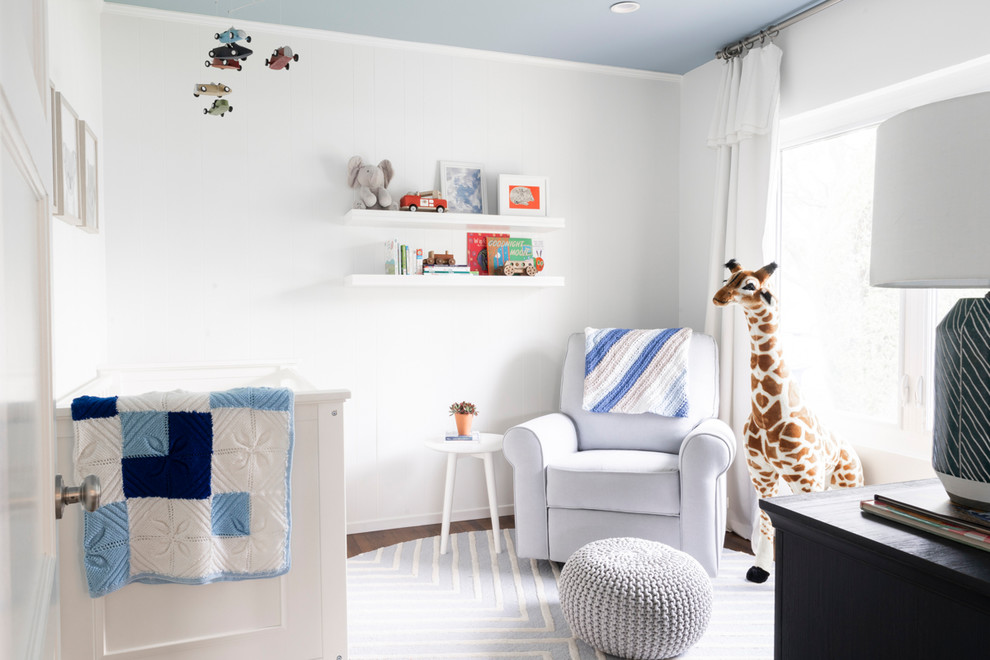На фото: маленькая комната для малыша в стиле неоклассика (современная классика) для на участке и в саду, мальчика с