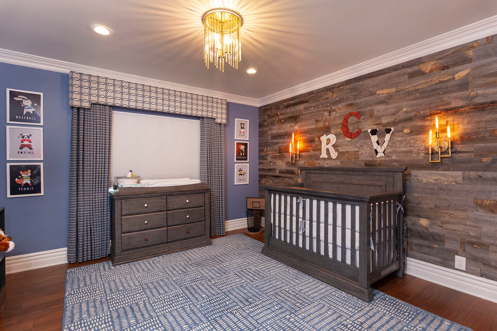 Diseño de habitación de bebé niño campestre con paredes azules y suelo de madera oscura