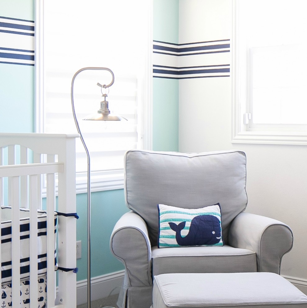 Imagen de habitación de bebé niño clásica renovada de tamaño medio con paredes multicolor y moqueta