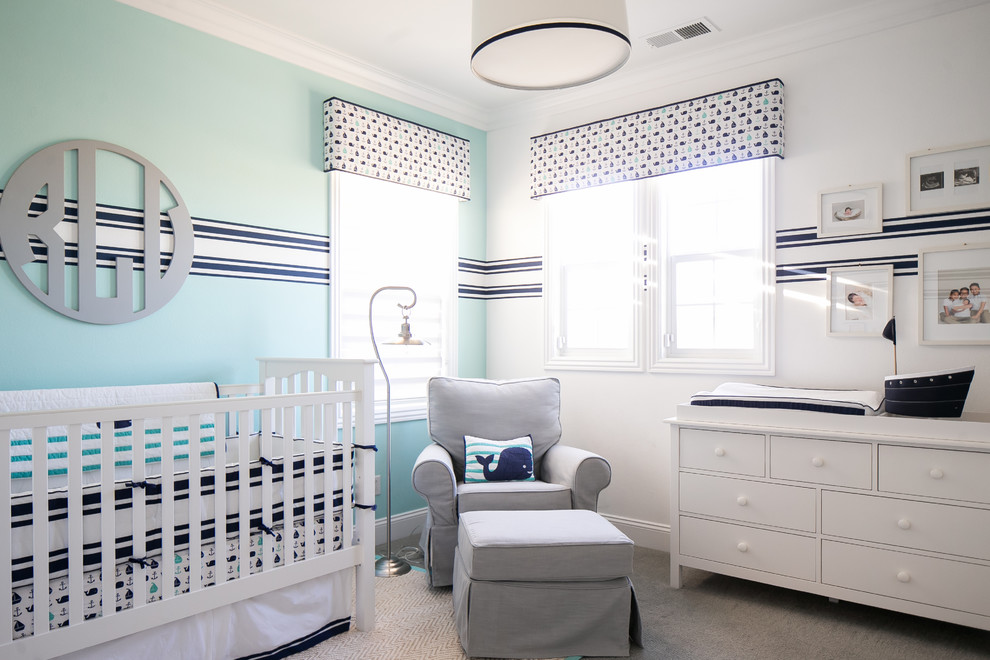 Mittelgroßes Klassisches Babyzimmer mit bunten Wänden und Teppichboden in Orange County