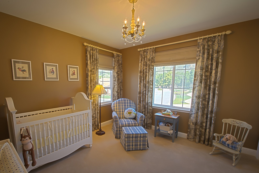 Modelo de habitación de bebé neutra tradicional con paredes marrones y moqueta