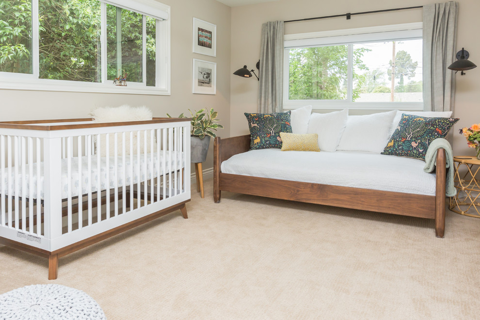 Immagine di una cameretta per neonato design di medie dimensioni con pareti grigie, moquette e pavimento beige