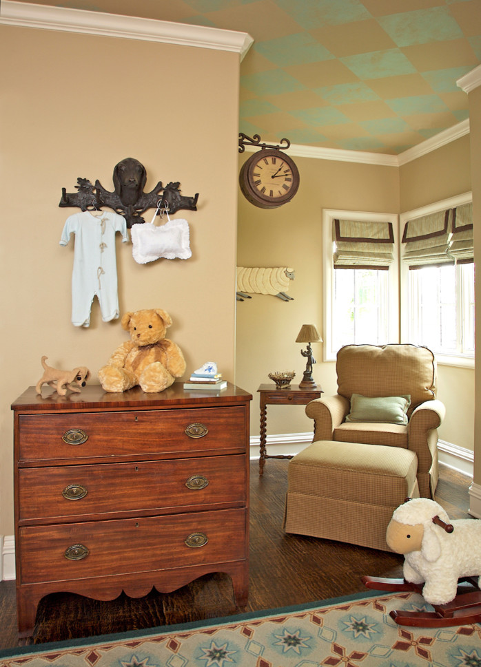 Aménagement d'une chambre de bébé neutre classique de taille moyenne avec un mur beige et un sol en bois brun.
