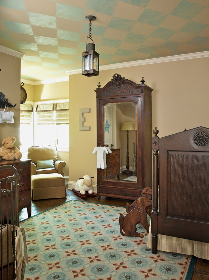 Réalisation d'une chambre de bébé garçon tradition de taille moyenne avec un mur beige et un sol en bois brun.